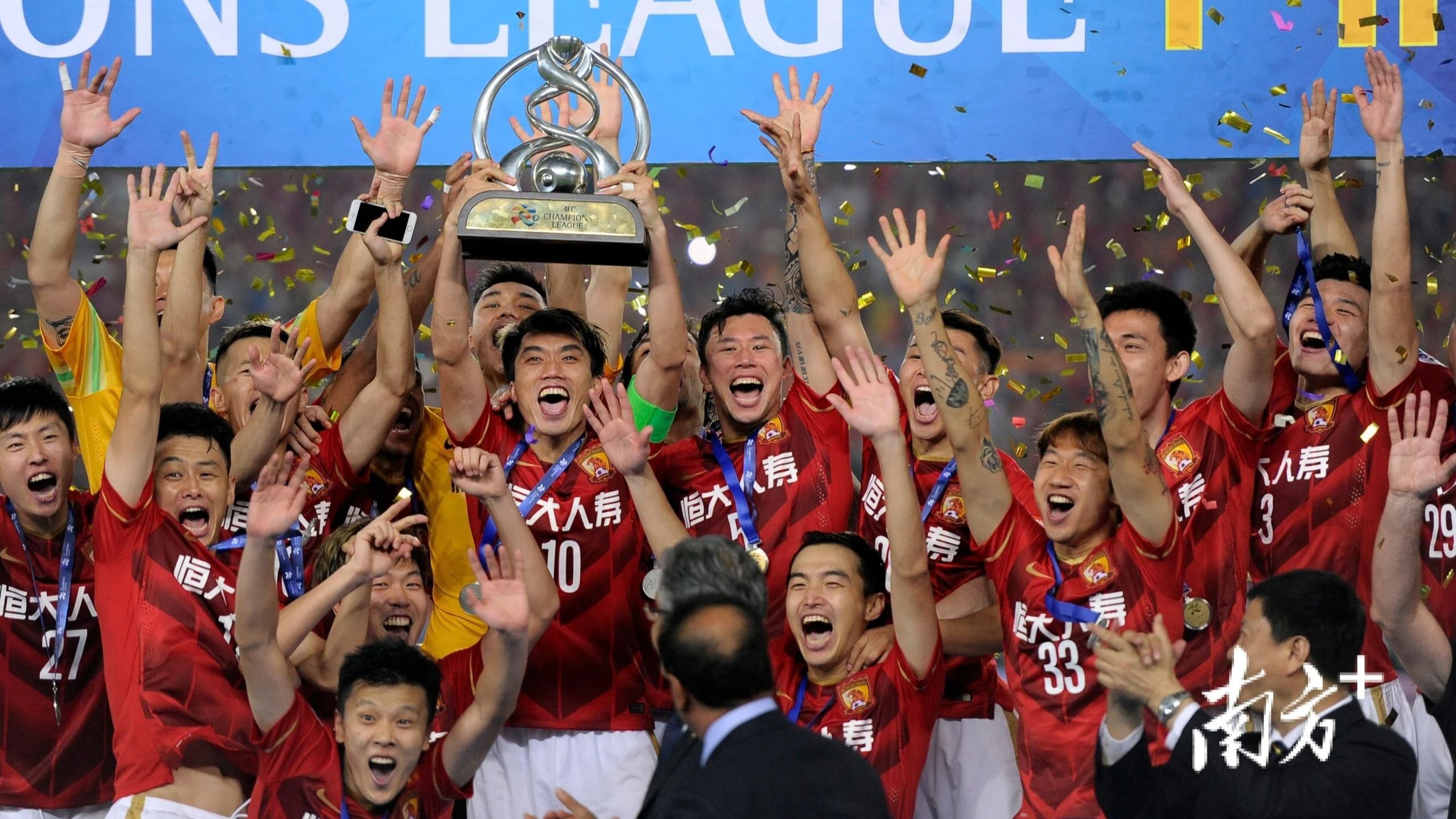 华体会课程-热闹非凡！巨人球队争夺冠军